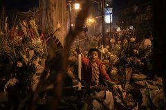 墨西哥亡灵节：夜半墓园欢歌，他们向死